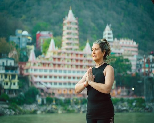 Seseorang bersantai di teras rumah menikmati udara segar